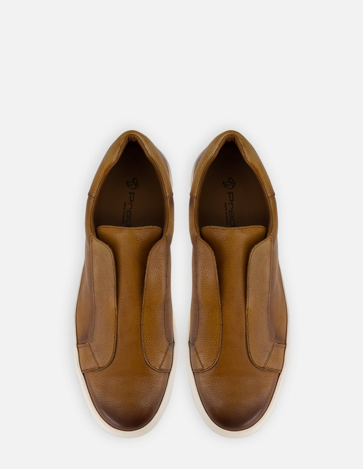 Tenis slip on en piel color cuero para hombre