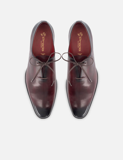 Oxford de piel color vino con bordes sombreados en aerógrafo para hombre.