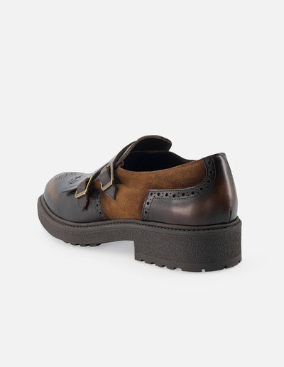 Monk en piel y ante color caoba con sombreados en aerografo y  picado maria para hombre.