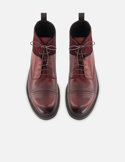 Botín de piel color rojo con técnica en aerógrafo y detalle en ante para hombre.