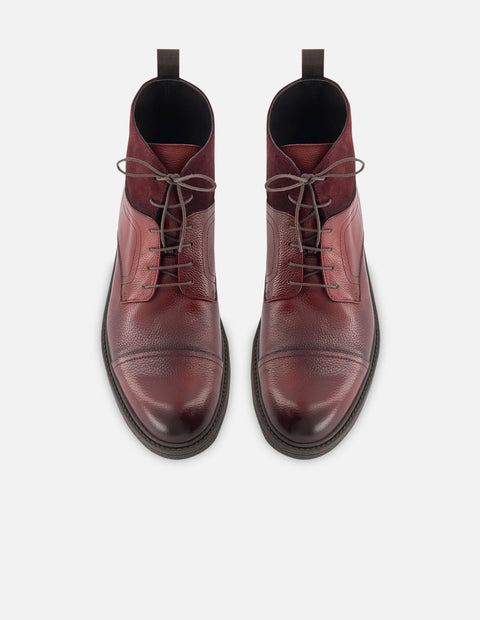 Botín de piel color rojo con técnica en aerógrafo y detalle en ante para hombre.