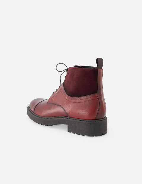 Botín de piel color rojo con técnica en aerógrafo y detalle en ante para hombre.