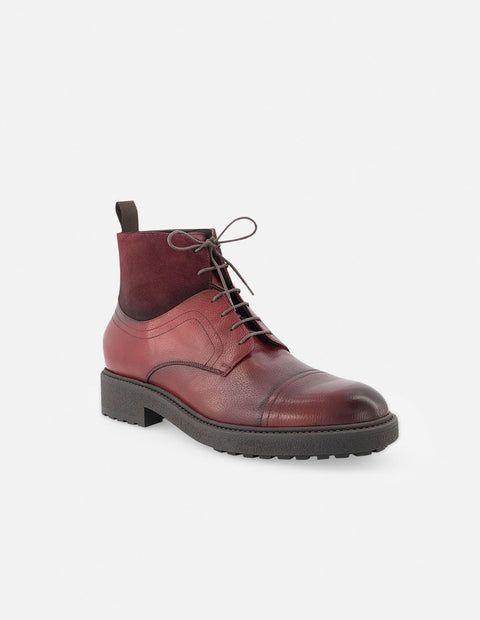 Botín de piel color rojo con técnica en aerógrafo y detalle en ante para hombre.