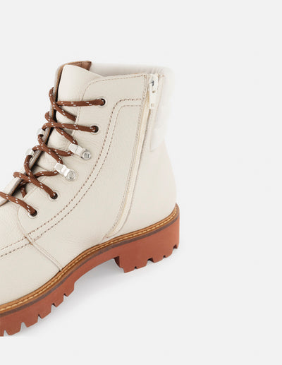 Botin de cordones en piel bombeada color hueso con cordones color vino para hombre
