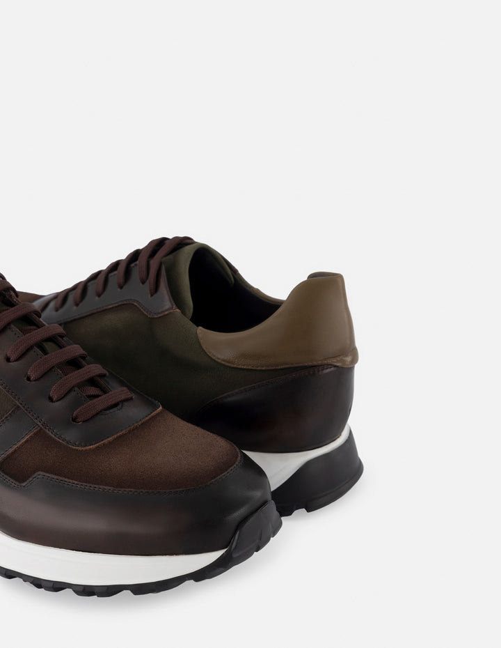 Deportivo en piel marrón con detalles en ante y suela extra light para hombre