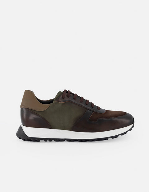 Deportivo en piel marrón con detalles en ante y suela extra light para hombre