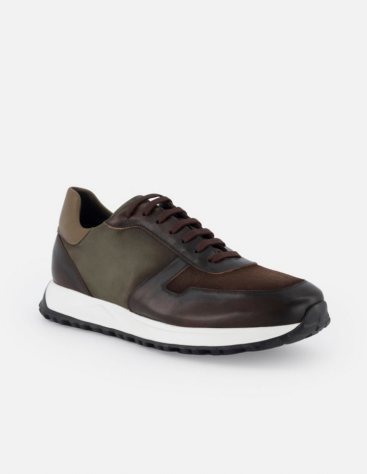 Deportivo en piel marrón con detalles en ante y suela extra light para hombre