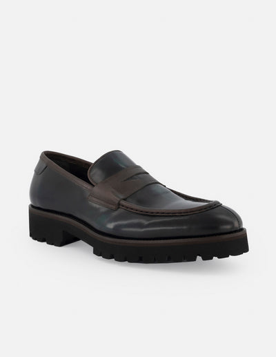 Mocasín en piel florantik color verde con detalles color marrón y suela de goma para hombre.