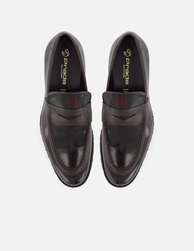 Mocasín en piel florantik color vino con detalles color marrón y suela de goma para hombre.