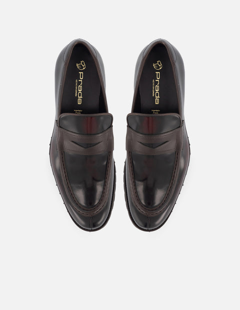 Mocasín en piel florantik color vino con detalles color marrón y suela de goma para hombre.