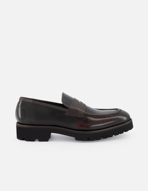 Mocasín en piel florantik color vino con detalles color marrón y suela de goma para hombre.