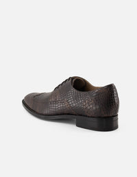 Zapato Blucher café piel grabada tipo coco para hombre con detalles en picado