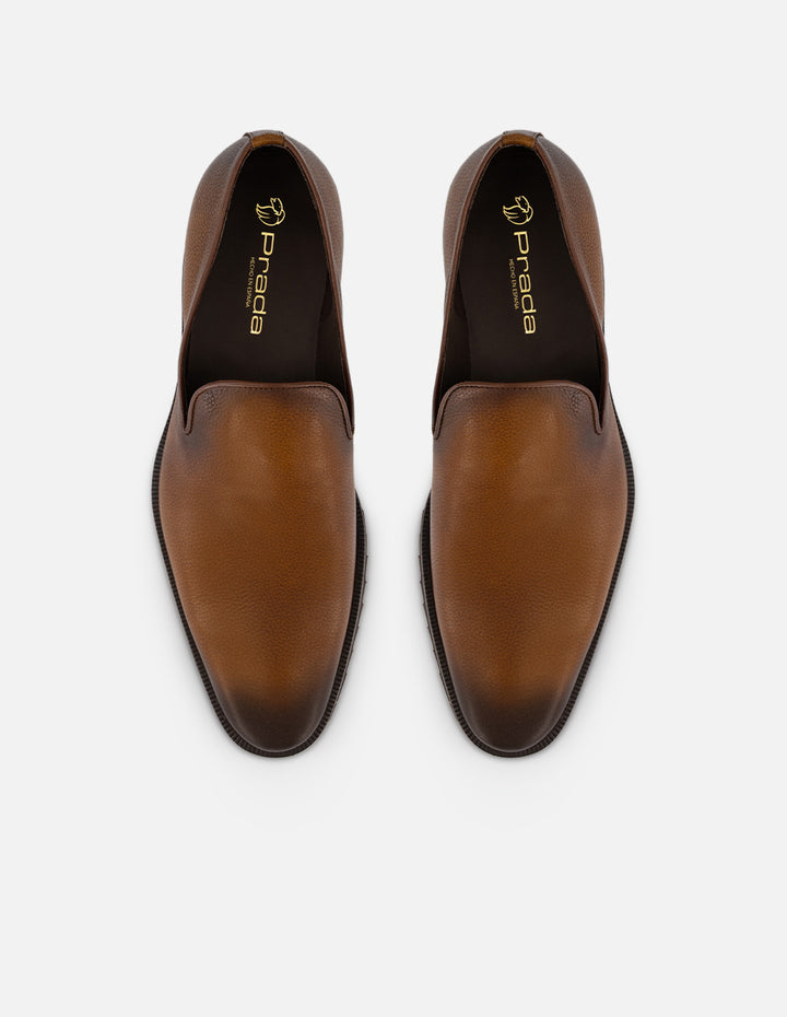 Mocasines café en piel bombeada con suela dentada