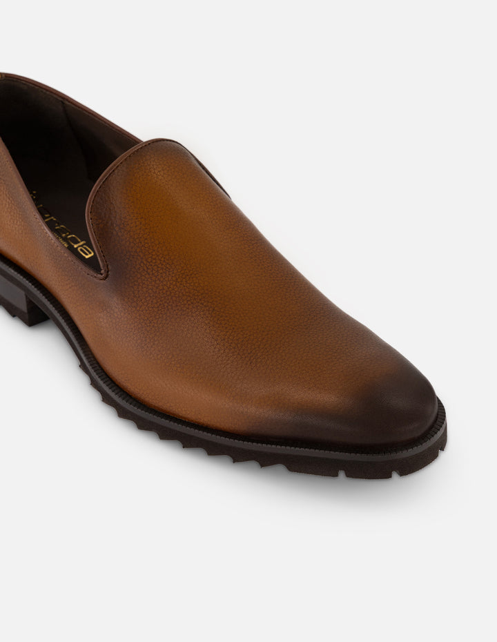 Mocasines café en piel bombeada con suela dentada