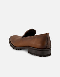 Mocasines café en piel bombeada con suela dentada