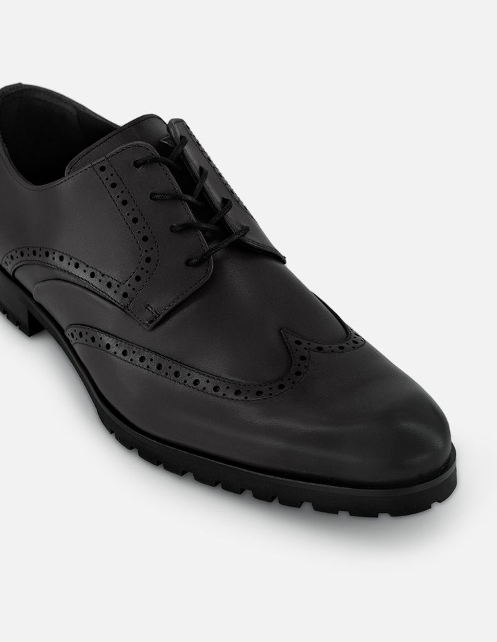 Zapatos blucher negro de piel para hombre con detalle en la punta