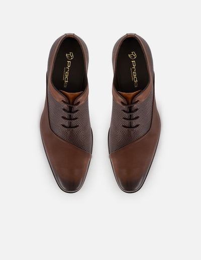 Zapato Inglés café de piel con grabado tipo serpiente asimétrico