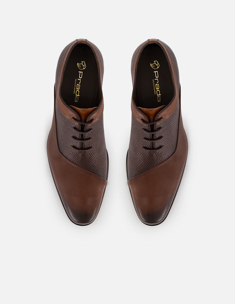 Zapato Inglés café de piel con grabado tipo serpiente asimétrico