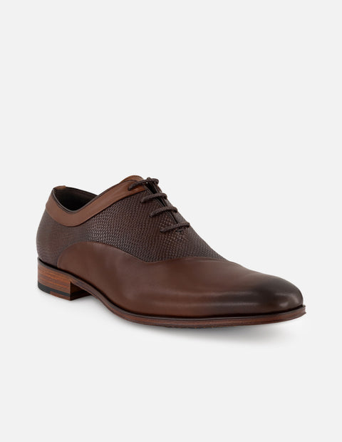 Zapato Inglés café de piel con grabado tipo serpiente asimétrico