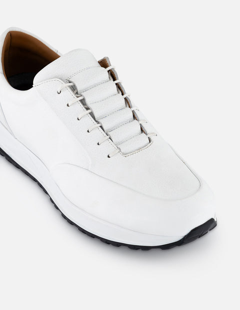 Tenis color blanco en piel con suela deportiva para hombre
