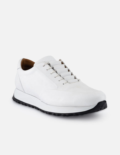 Tenis color blanco en piel con suela deportiva para hombre