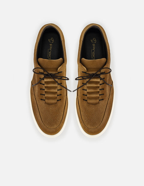 Tenis café en ante para hombre con ajuste de cordones