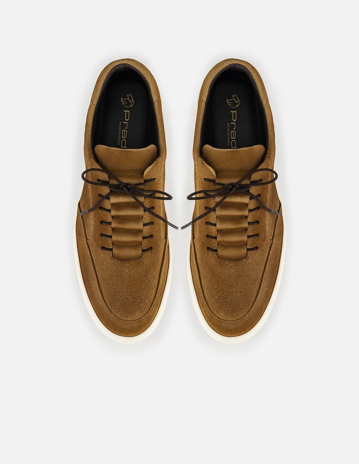 Tenis café en ante para hombre con ajuste de cordones