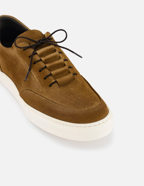 Tenis café en ante para hombre con ajuste de cordones