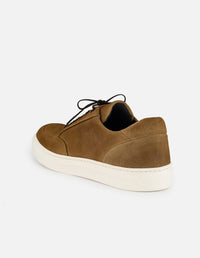 Tenis café en ante para hombre con ajuste de cordones