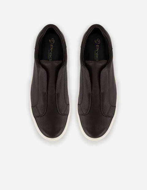 Tenis café en piel para hombre con ajuste elástico lateral