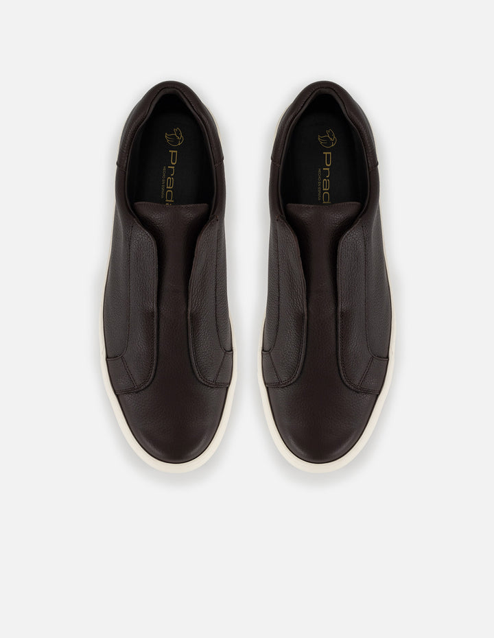 Tenis café en piel para hombre con ajuste elástico lateral