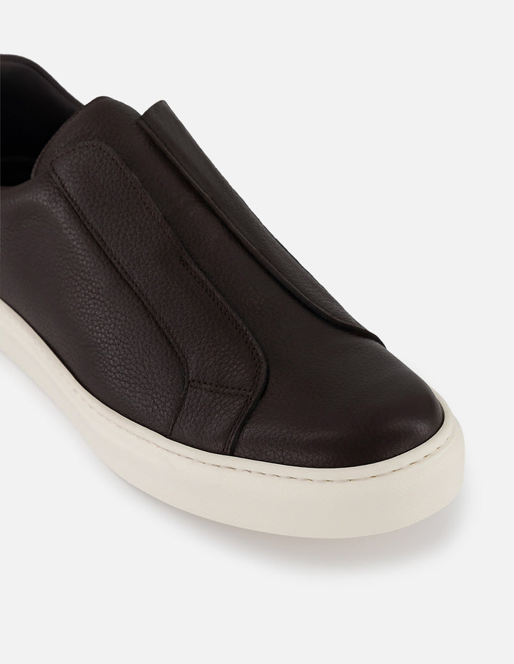 Tenis café en piel para hombre con ajuste elástico lateral