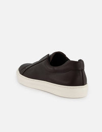 Tenis café en piel para hombre con ajuste elástico lateral