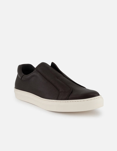 Tenis café en piel para hombre con ajuste elástico lateral