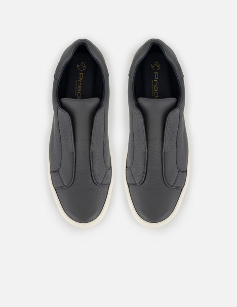 Tenis gris en piel para hombre con ajuste elástico lateral