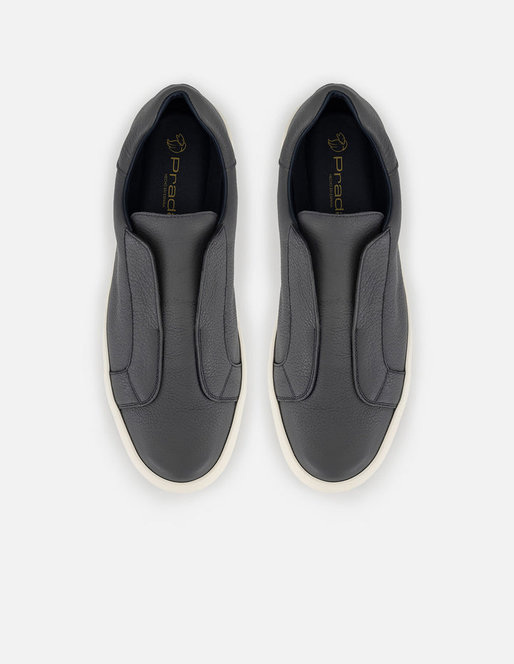 Tenis gris en piel para hombre con ajuste elástico lateral