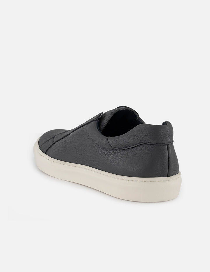 Tenis gris en piel para hombre con ajuste elástico lateral