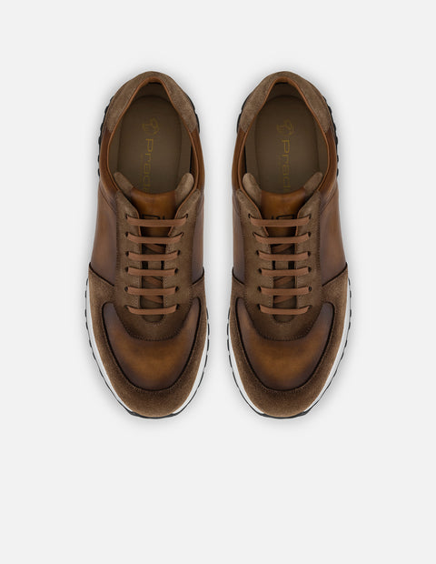 Tenis con combinación de ante y piel en color café para hombre