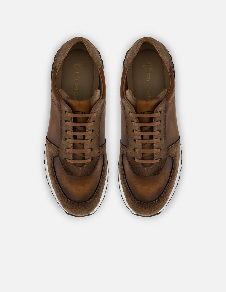 Tenis con combinación de ante y piel en color café para hombre