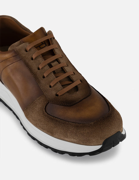 Tenis con combinación de ante y piel en color café para hombre