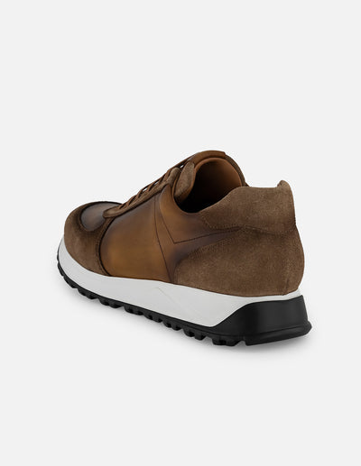Tenis con combinación de ante y piel en color café para hombre
