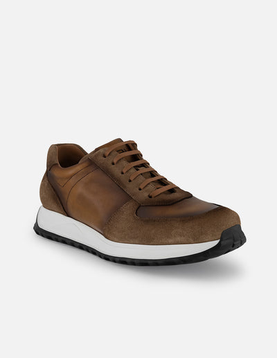 Tenis con combinación de ante y piel en color café para hombre