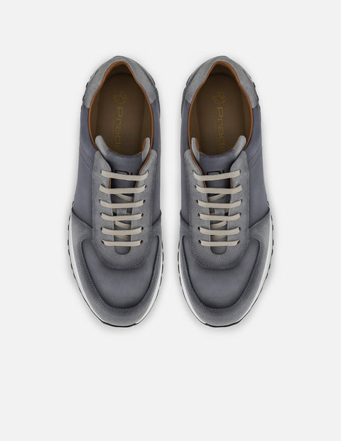 Tenis con combinación de ante y piel en color gris para hombre