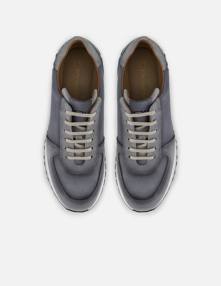 Tenis con combinación de ante y piel en color gris para hombre