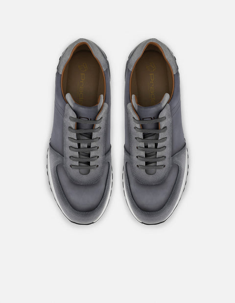 Tenis con combinación de ante y piel en color gris para hombre