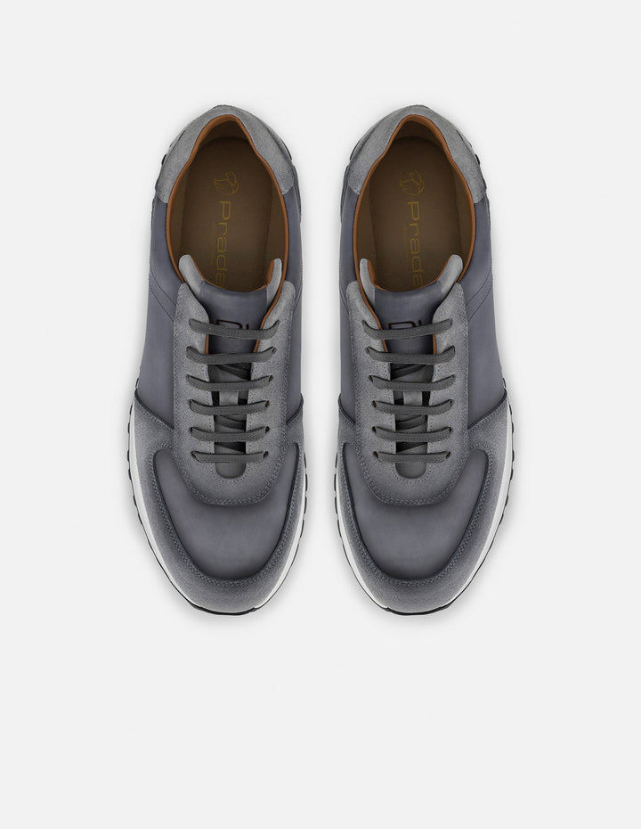 Tenis con combinación de ante y piel en color gris para hombre