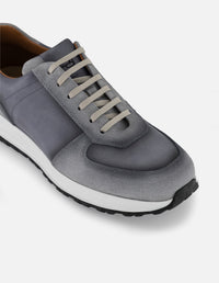 Tenis con combinación de ante y piel en color gris para hombre