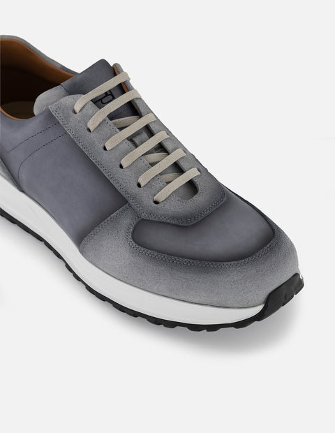 Tenis con combinación de ante y piel en color gris para hombre