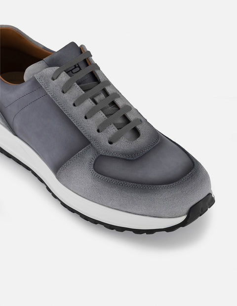 Tenis con combinación de ante y piel en color gris para hombre