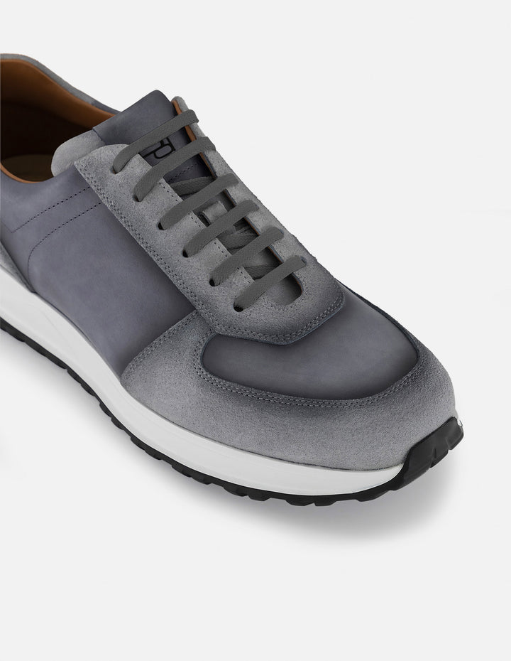 Tenis con combinación de ante y piel en color gris para hombre